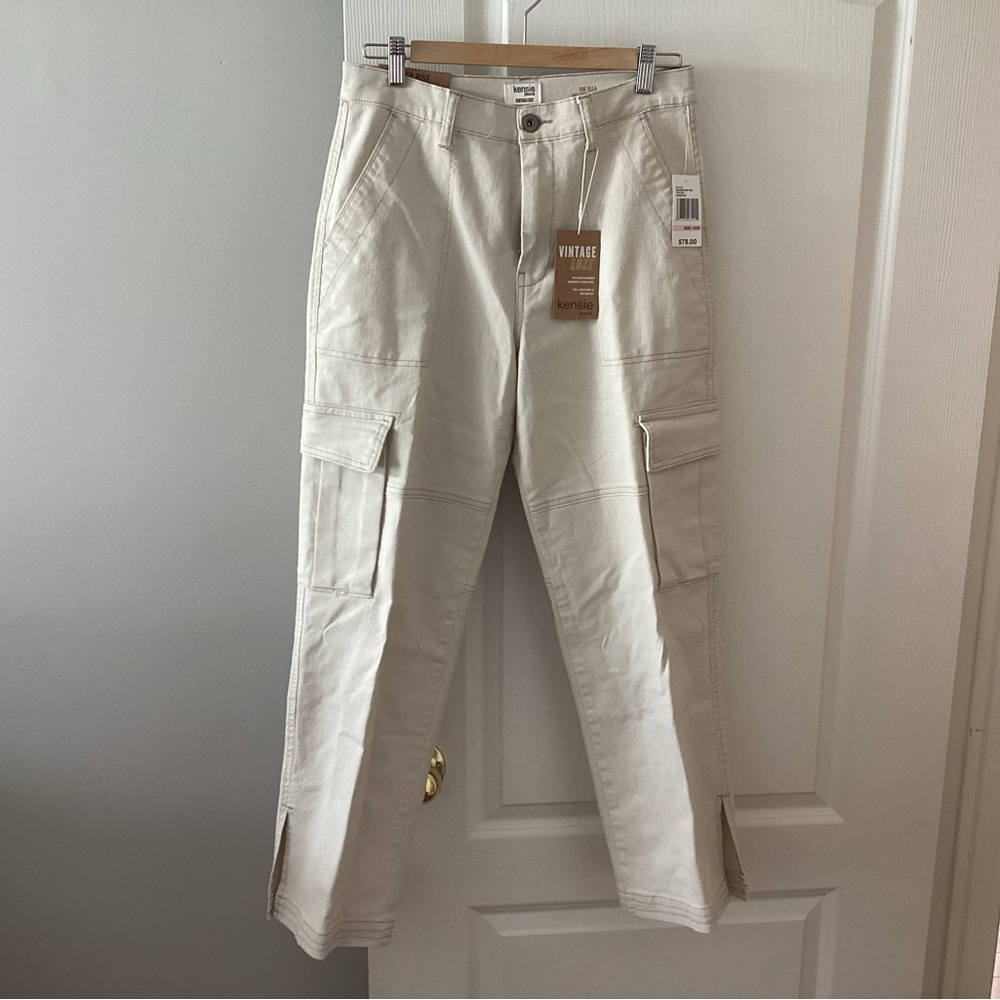 Women’s Kensie Cream Cargo Pants. B7